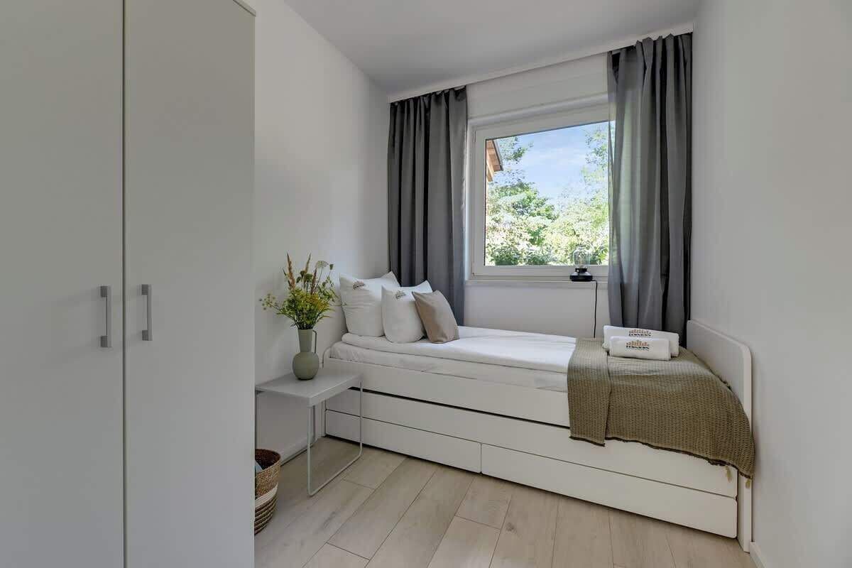 4 bedrooms, iron/ironing board, WiFi, bed sheets
