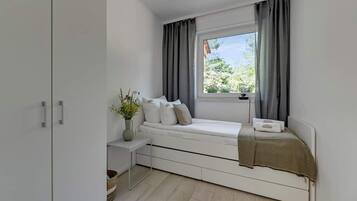 4 bedrooms, iron/ironing board, WiFi, bed sheets
