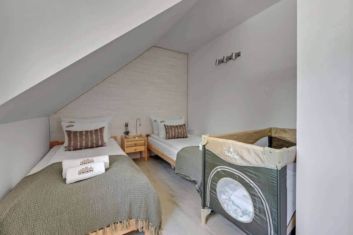 4 bedrooms, iron/ironing board, WiFi, bed sheets