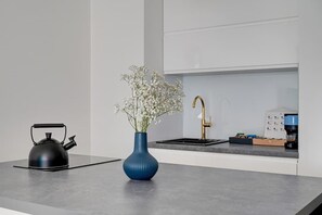 Wasserkocher mit Kaffee-/Teezubehör, Kühlschrank, Mikrowelle, Herdplatte