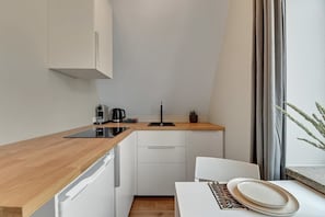 Wasserkocher mit Kaffee-/Teezubehör, Kühlschrank, Herdplatte