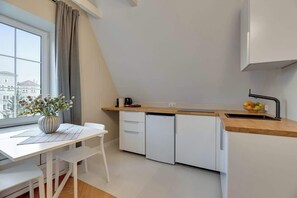 Wasserkocher mit Kaffee-/Teezubehör, Kühlschrank, Mikrowelle, Herdplatte