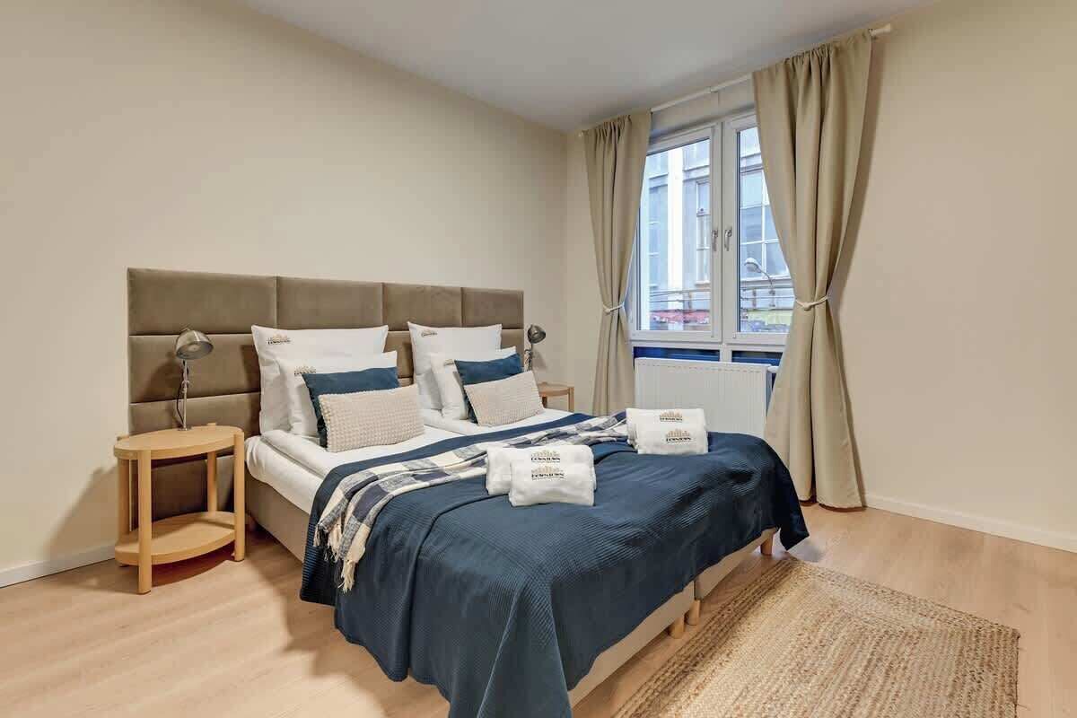 Tabla de planchar con plancha, cuna de viaje, wifi y ropa de cama 