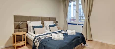 Tabla de planchar con plancha, cuna de viaje, wifi y ropa de cama