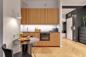 Wasserkocher mit Kaffee-/Teezubehör, Kühlschrank, Ofen, Herdplatte