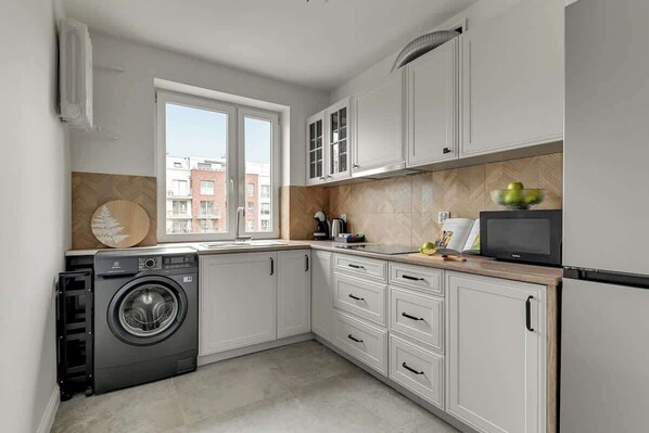 Fridge, microwave, oven, stovetop