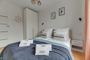 Iron/ironing board, travel cot, WiFi, bed sheets