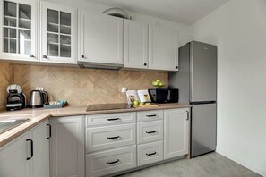 Fridge, microwave, oven, stovetop