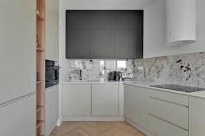 Wasserkocher mit Kaffee-/Teezubehör, Kühlschrank, Ofen, Herdplatte