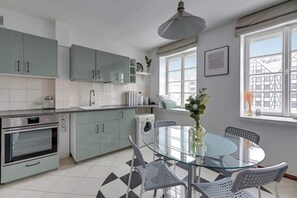 Wasserkocher mit Kaffee-/Teezubehör, Kühlschrank, Ofen, Herdplatte