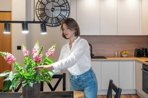 Coffee/tea maker, fridge, microwave, oven - Nowa Letnica 30 | Seaside Deluxe Apartament (Gdańsk)