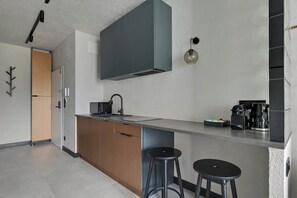 Wasserkocher mit Kaffee-/Teezubehör, Kühlschrank, Mikrowelle, Herdplatte