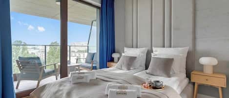 Iron/ironing board, travel crib, WiFi, bed sheets