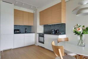 Wasserkocher mit Kaffee-/Teezubehör, Kühlschrank, Ofen, Herdplatte