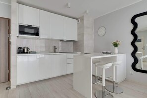 Wasserkocher mit Kaffee-/Teezubehör, Kühlschrank, Mikrowelle, Herdplatte