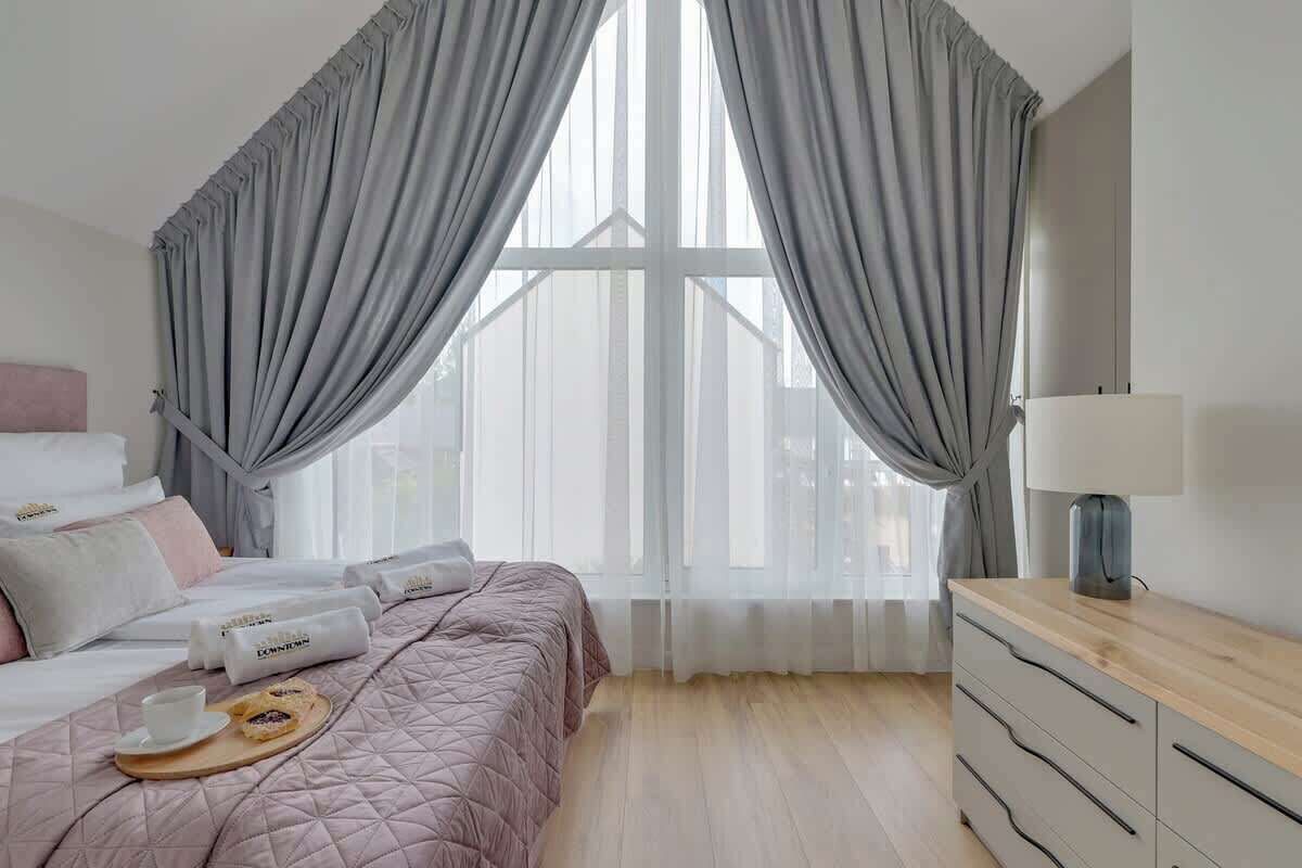 Tabla de planchar con plancha, cuna de viaje, wifi y ropa de cama 