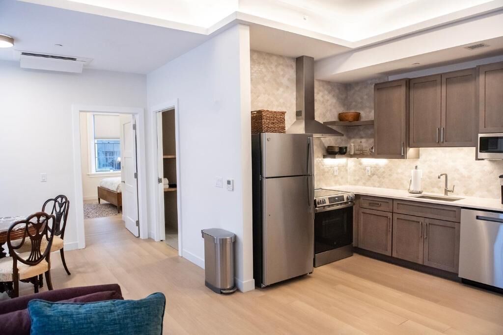Full-sized fridge, microwave, oven, stovetop