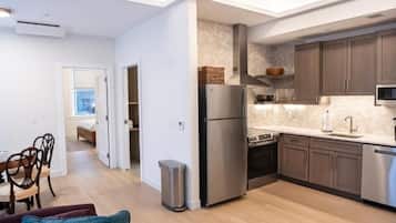 Full-sized fridge, microwave, oven, stovetop