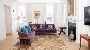Grand Heritage Suite | Living area
