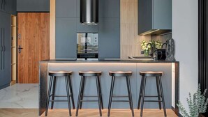 Wasserkocher mit Kaffee-/Teezubehör, Kühlschrank, Mikrowelle, Ofen