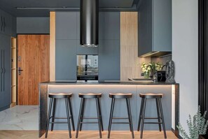Wasserkocher mit Kaffee-/Teezubehör, Kühlschrank, Mikrowelle, Ofen