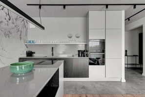 Wasserkocher mit Kaffee-/Teezubehör, Kühlschrank, Mikrowelle, Ofen
