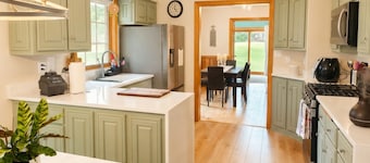 Premium Family Retreat: King Bed, Full Bunks & Private Playground