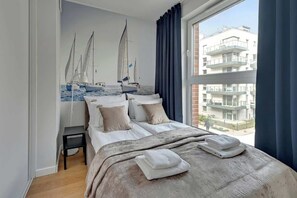 Tabla de planchar con plancha, wifi y ropa de cama 