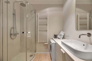 Dusche, Haartrockner, Shampoo