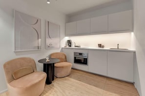 Wasserkocher mit Kaffee-/Teezubehör, Kühlschrank, Ofen, Herdplatte