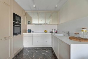 Wasserkocher mit Kaffee-/Teezubehör, Kühlschrank, Mikrowelle, Ofen
