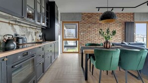 Kaffetrakter/tekoker, kjøleskap, ovn og kokeplater