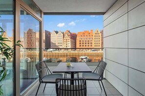 Outdoor dining - Waterlane B1A | Spa, Pool & Gym | River View (Gdańsk)