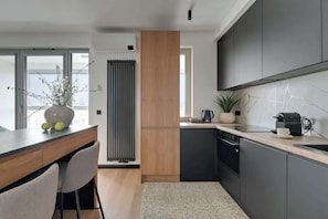 Wasserkocher mit Kaffee-/Teezubehör, Kühlschrank, Ofen, Herdplatte