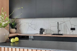 Wasserkocher mit Kaffee-/Teezubehör, Kühlschrank, Ofen, Herdplatte