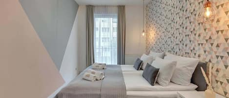 Tabla de planchar con plancha, cuna de viaje, wifi y ropa de cama
