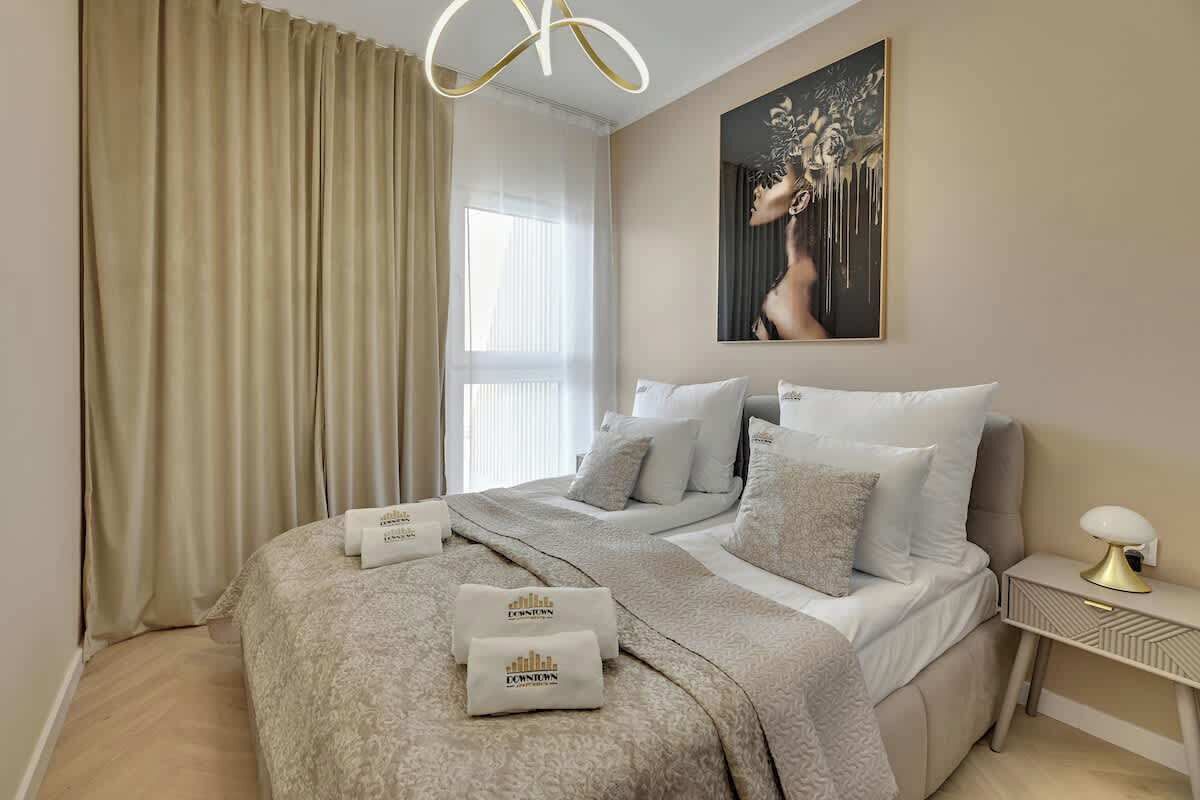 Iron/ironing board, travel crib, WiFi, bed sheets