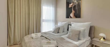 Iron/ironing board, travel crib, WiFi, bed sheets