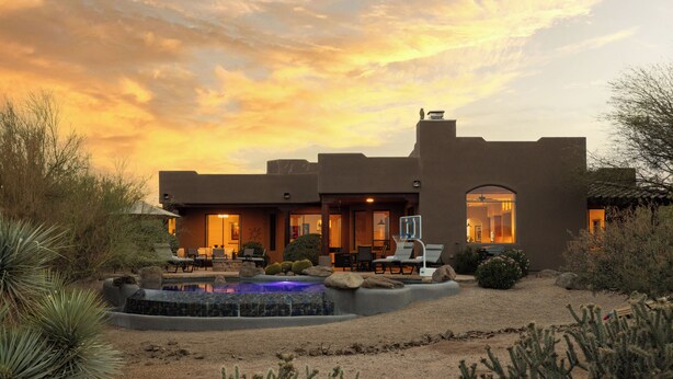 A modern house with a pool, outdoor seating, and a desert landscape. - Infinity Pool, Mountain Views and Putting Green (Scottsdale)