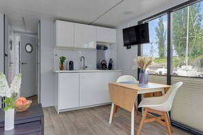 Wasserkocher mit Kaffee-/Teezubehör, Kühlschrank, Herdplatte