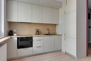 Wasserkocher mit Kaffee-/Teezubehör, Kühlschrank, Herdplatte