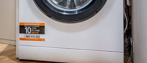 Lavadora de carga frontal con pantalla digital y oferta de servicio gratuito por 10 años.