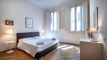 1 habitación, edredón, tabla de planchar con plancha y cuna de viaje