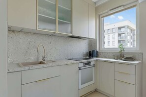 Coffee/tea maker, fridge, microwave, oven - Nowa Letnica 152 | Seaside Deluxe Apartament (Gdańsk)