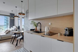 Wasserkocher mit Kaffee-/Teezubehör, Kühlschrank, Herdplatte