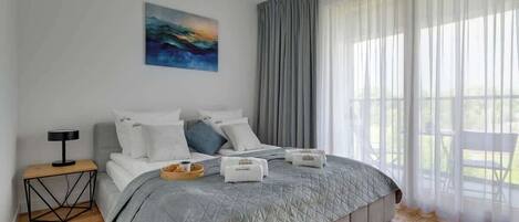 Tabla de planchar con plancha, cuna de viaje, wifi y ropa de cama