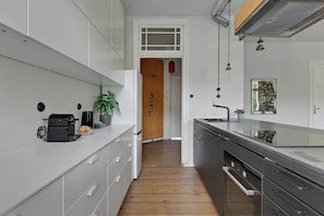 Wasserkocher mit Kaffee-/Teezubehör, Kühlschrank, Ofen, Herdplatte