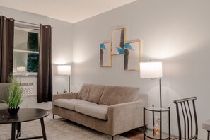 Living area - Central 1BR Apt Near Transit, Dining & Shopping (Chicago)