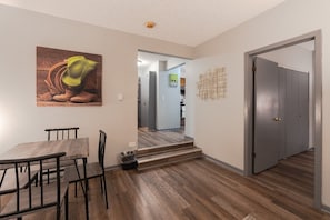 Dining - Central 1BR Apt Near Transit, Dining & Shopping (Chicago)