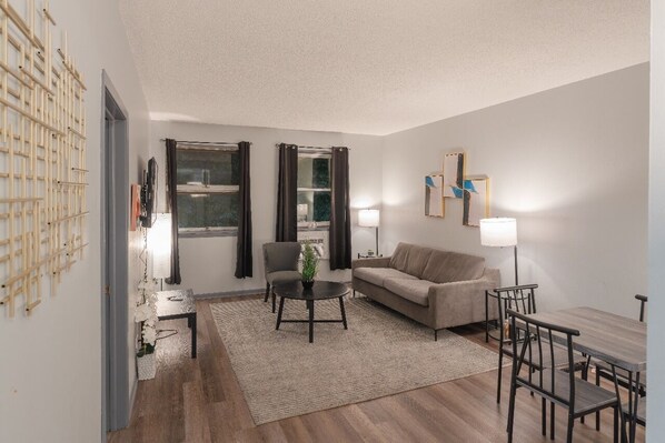 Living area - Central 1BR Apt Near Transit, Dining & Shopping (Chicago)